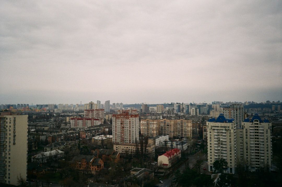 Мільярди на руїнах: інструкція для своїх